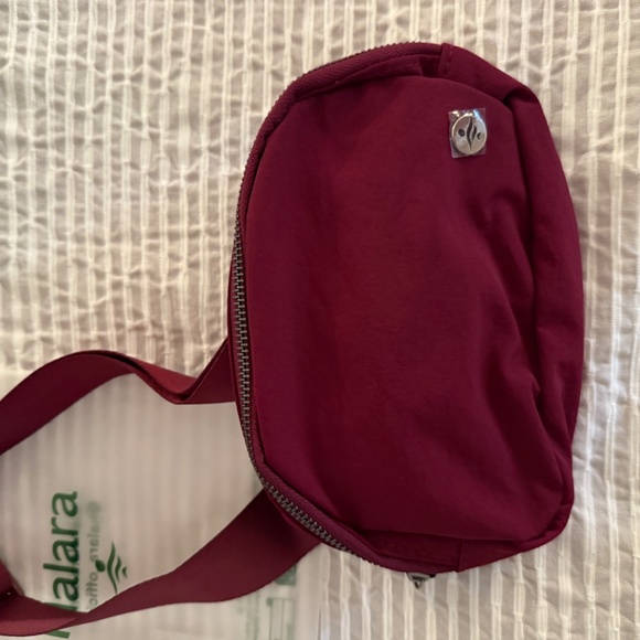 Halara Logo Casual Waist Bag - New - Picture 3 of 6